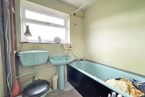 Erlstoke Close 37 - Bath.jpg