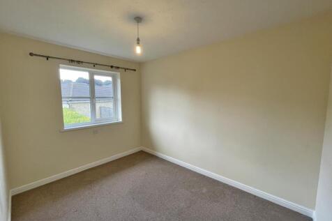 Frobisher Approach 16- Bedroom One.jpg