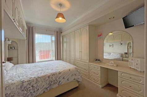 Kingswear Crescent 8 - Bed 1...jpg