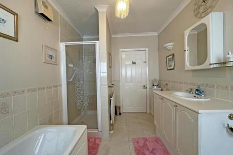 Kingswear Crescent 8 - Bathroom 2.jpg