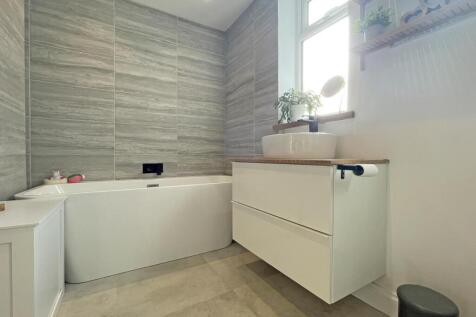 Whitby Road 28 - Bathroom.jpg