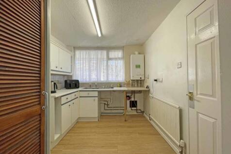 Dieppe Close 12 Kitchen 2].jpg