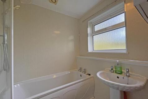 Tailyour Road 180 - Bathroom.jpg