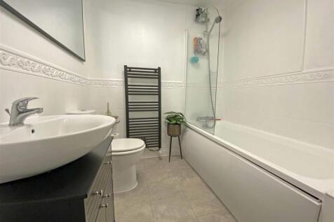 Echo Crescent 84 - Bathroom.jpg