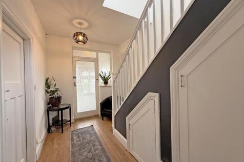 Cresthill Road 6 - Entrance Hall 1.jpg