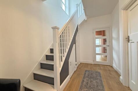 Cresthill Road 6 - Entrance Hall 2.jpg