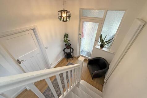 Cresthill Road 6 - Entrance Hall 3.jpg