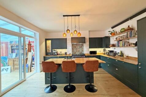 Cresthill Road 6 - Kitchen 3.jpg