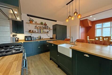 Cresthill Road 6 - Kitchen 5.jpg