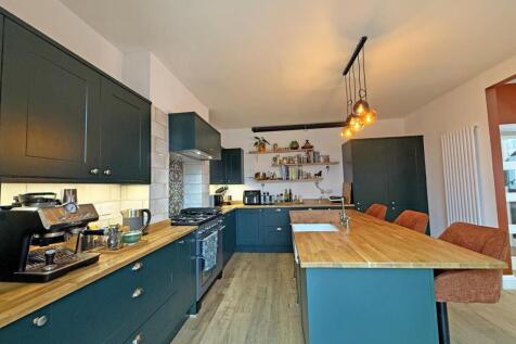 Cresthill Road 6 - Kitchen 1.jpg