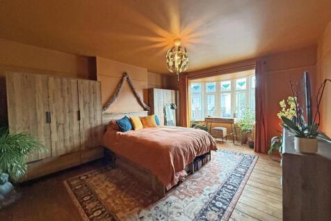 Cresthill Road 6 - Bedroom 1 Shot 4.jpg