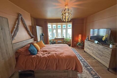 Cresthill Road 6 - Bedroom 1 Shot 1.jpg