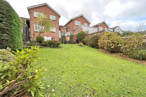 Dunraven Drive 66- Garden 2.jpg