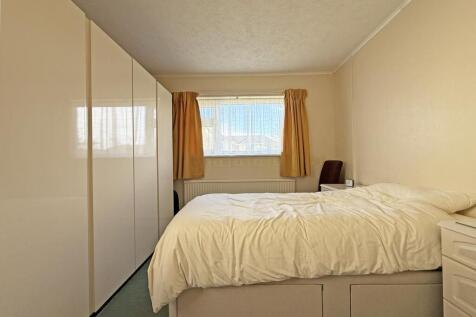 Cardigan Road 20 - Bed 1.jpg