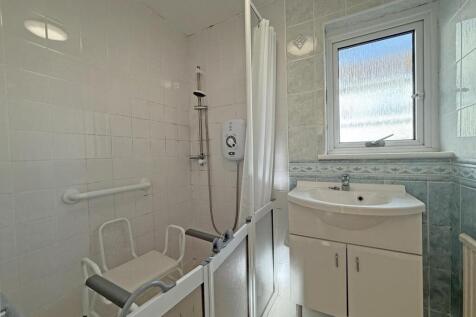 Cardigan Road 20 - Shower Room.jpg