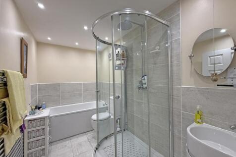 Dunraven Drive 81 - Bathroom.jpg
