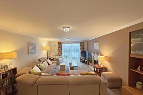 Dunraven Drive 81 - Lounge 2.jpg