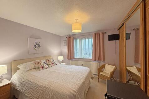 Dunraven Drive 81 - Bedroom 1.jpg