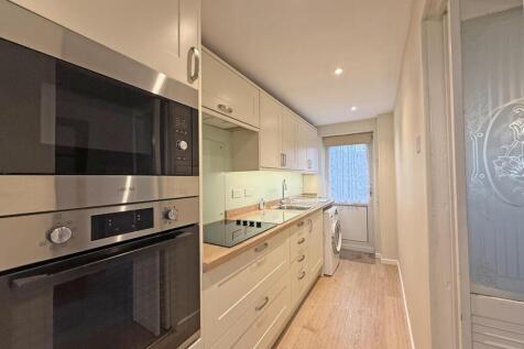 Clittaford Road 122 - Kitchen 1.jpg