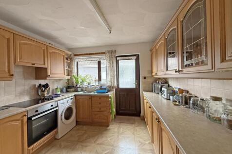 Combley Drive 9 - Kitchen.jpg