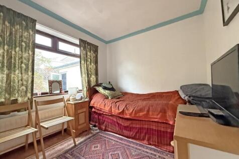 Combley Drive 9 - Bed 2.jpg