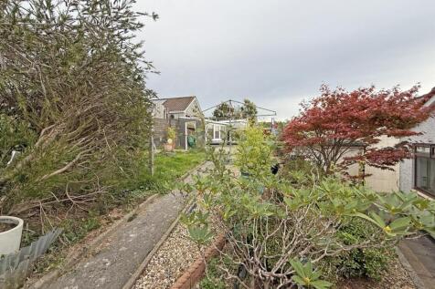 Combley Drive 9 - Garden 1.jpg