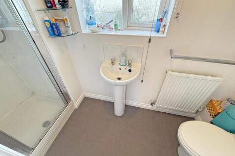 Samuel Bassett Avenue 50 - En Suite.jpg