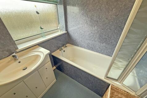 Pattinson Drive 48 - Bathroom.jpg