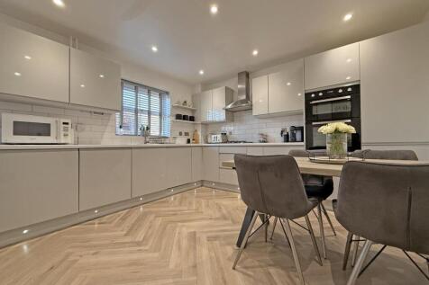 Ramsey Grdens 85 - Kitchen Diner Two.jpg