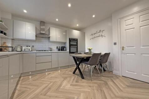 Ramsey Grdens 85 - Kitchen Diner.jpg