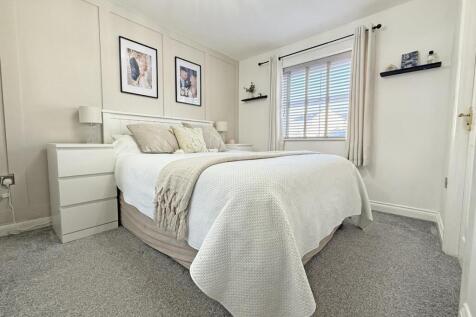 Ramsey Grdens 85 - Bedroom One.jpg