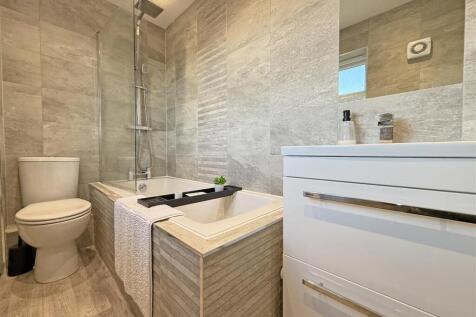 Ramsey Grdens 85 - Bathroom.jpg