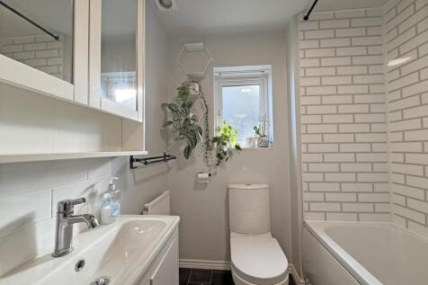 Bridge View 19 - Bathroom.jpg