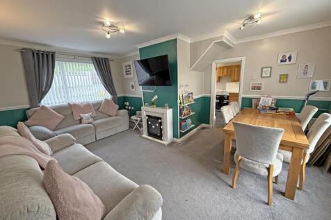 Bramfield Place 20 - Lounge Dining Room Front.jpg