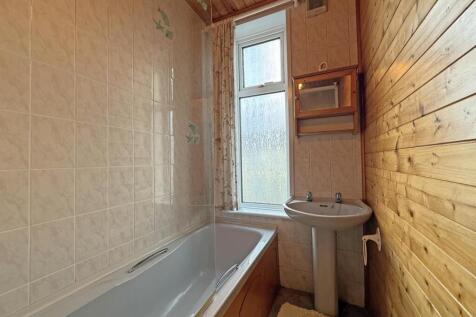 Pennycross Park Road 9 - Bathroom.jpg
