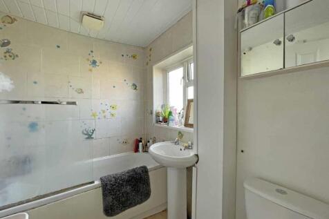 St Peters Road 254 Bathroom.jpg