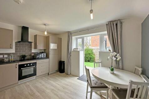 KITCHEN/DINING AREA