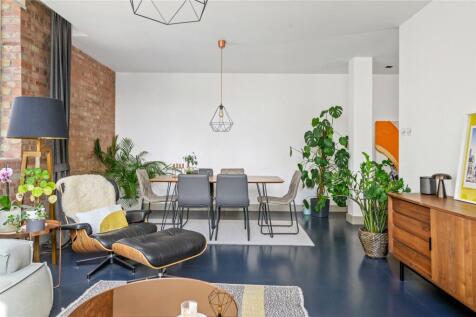 Lounge/Dining Area