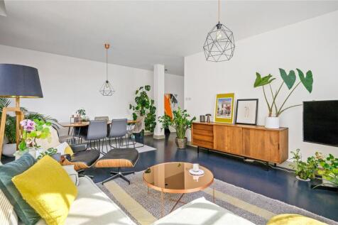 Lounge/Dining Area