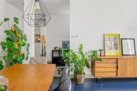 Lounge/Dining Area