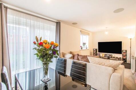 Lounge/Dining Area