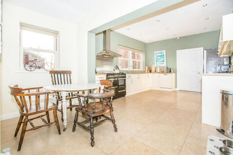 Kitchen / Dining Roo