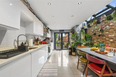 Kitchen/ Dining Room