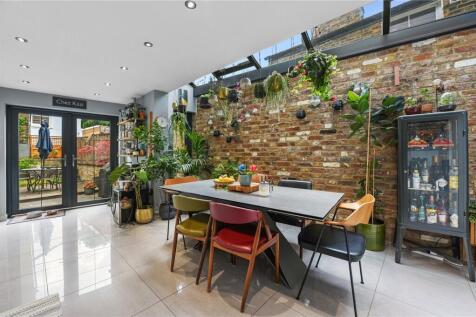 Kitchen/ Dining Room