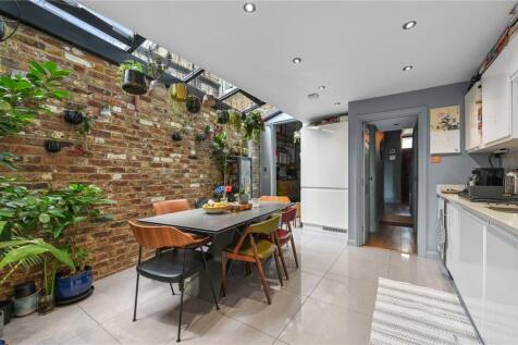 Kitchen/ Dining Room