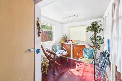 Sunroom/Hobby Room