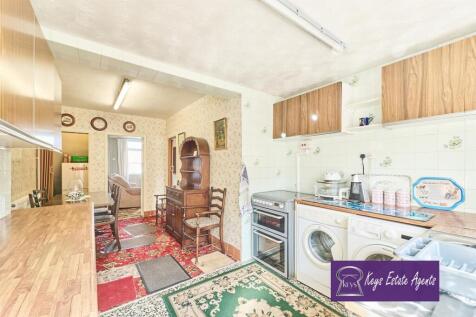 OPEN PLAN KITCHEN &amp; DINING AREA