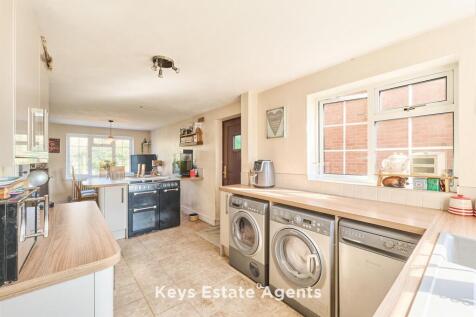 OPEN PLAN KITCHEN &amp; DINING SPACE