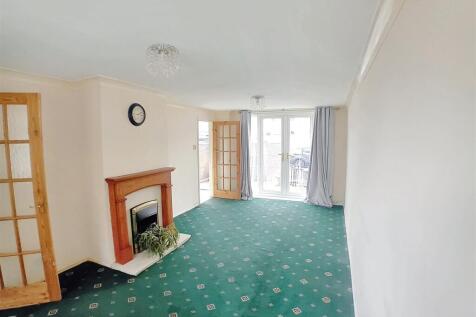 OPEN PLAN LOUNGE &amp; DINING SPACE