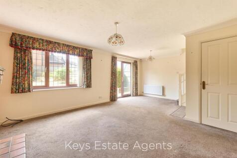 OPEN PLAN LOUNGE &amp; DINING SPACE